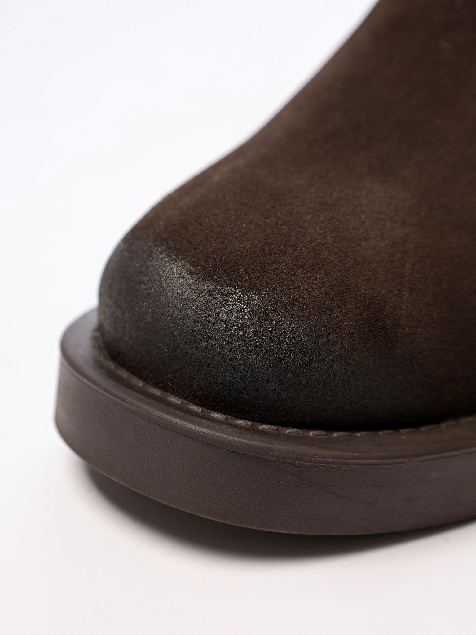 Сапоги коричневого цвета на низком каблуке